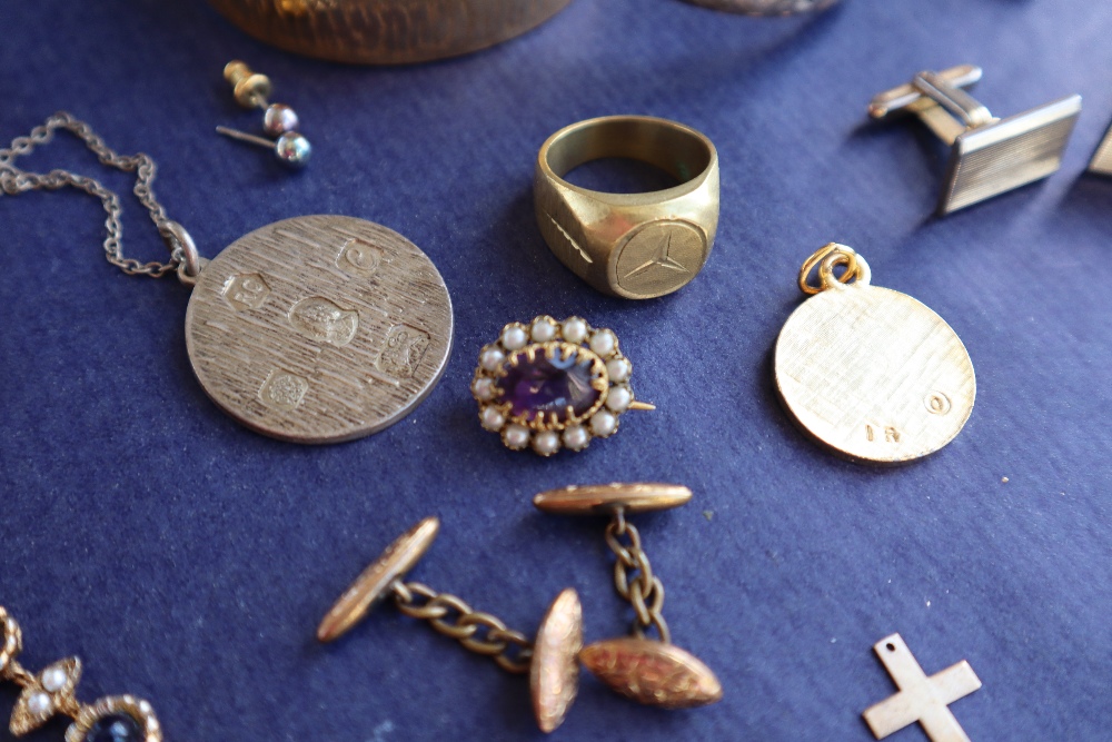 Assorted costume jewellery including a gilt hinged bangle, other bracelets, rings, faux pearls, - Image 3 of 3