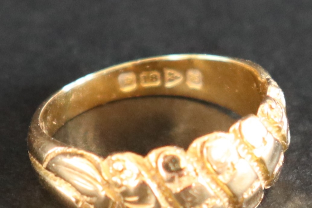 An 18ct yellow gold ring with tapering textured bar decoration, size Q 1/2, - Bild 3 aus 5