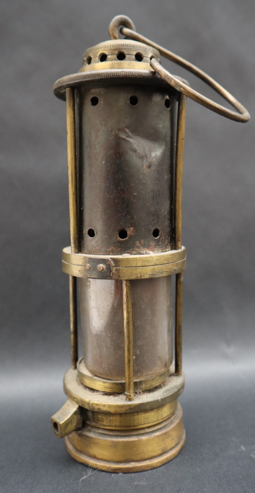 A Thomas and Williams of Aberdare Fireman's safety lamp with a domed top and pierced metal cylinder, - Bild 2 aus 6