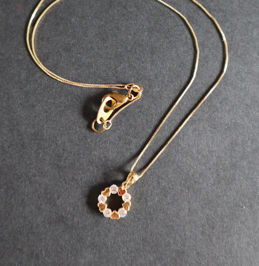 An 18ct yellow gold pendant of circular form, paste set, on an 18ct yellow gold chain, - Image 4 of 5