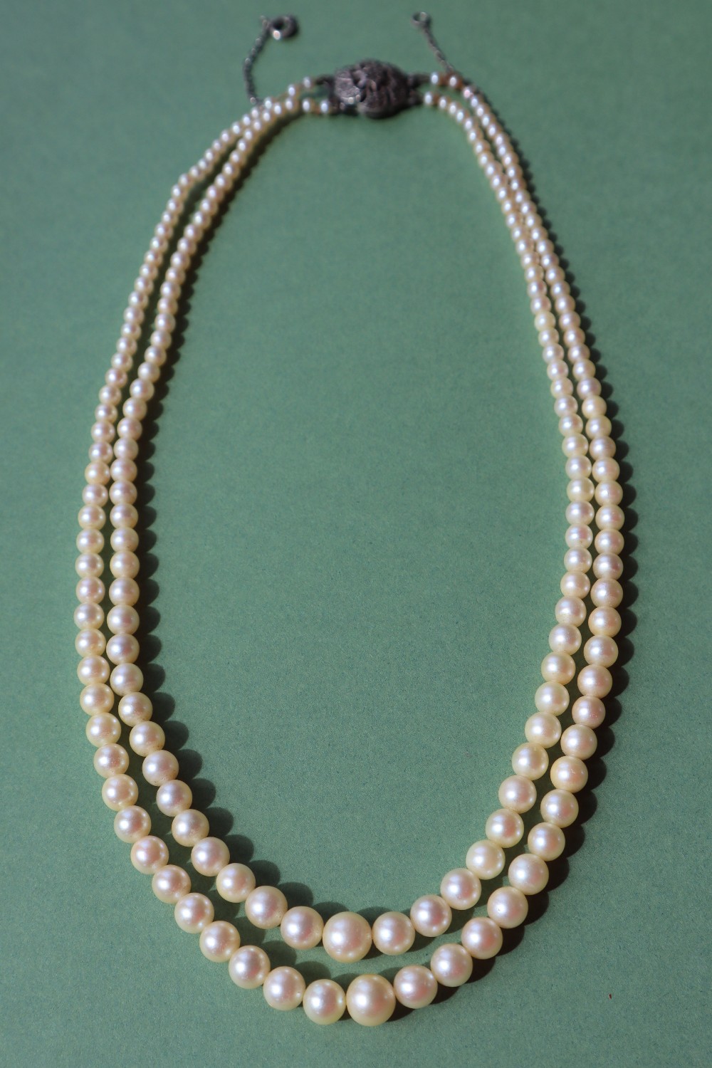 A two row graduated pearl necklet, varying in size from 2.8mm to 7.