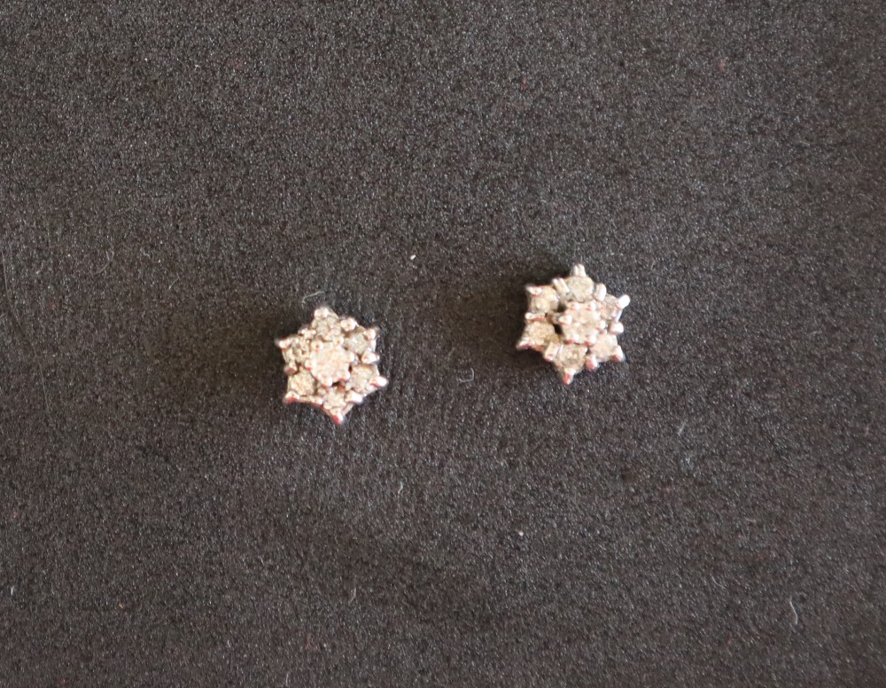 A pair of diamond stud cluster earrings, - Bild 3 aus 4