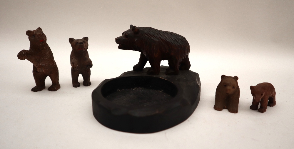 A Black Forest bear pin tray together with four assorted carved bears - Bild 4 aus 8