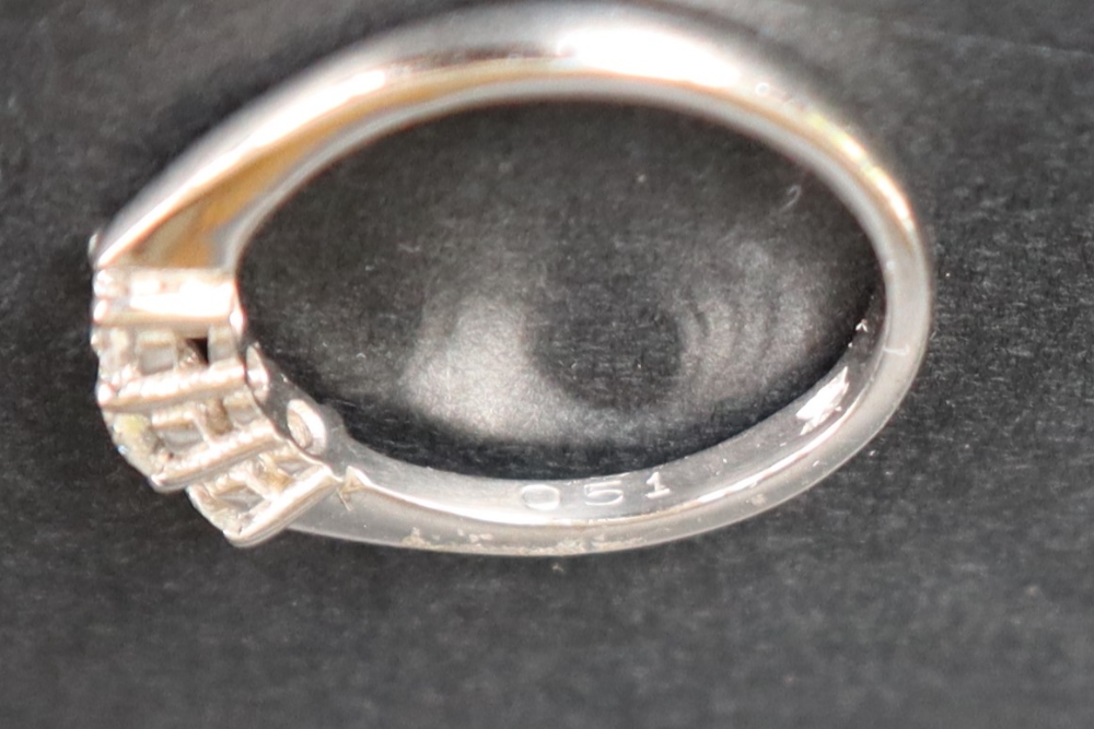 An 18ct white gold three stone diamond ring with graduated round brilliant cut diamonds totalling - Bild 5 aus 8