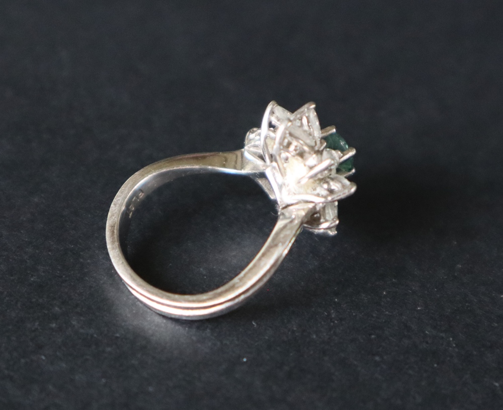 A diamond cluster ring set with a central green round brilliant cut diamond surround by Marquise - Bild 5 aus 7