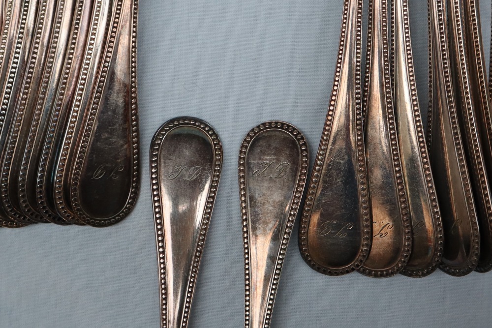 A continental white metal bead decorated part flatware service comprising nine table spoons, - Bild 2 aus 5