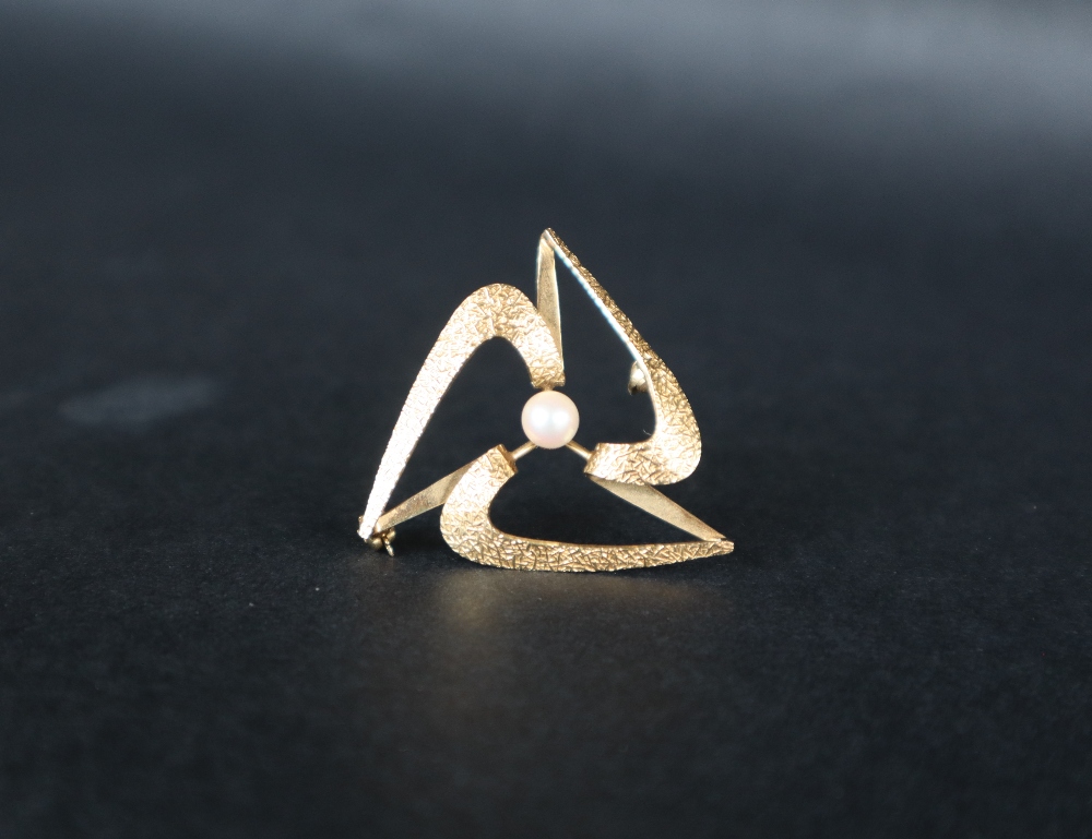 A 9ct textured yellow gold star shaped brooch, set with a central pearl, 3. - Image 2 of 4