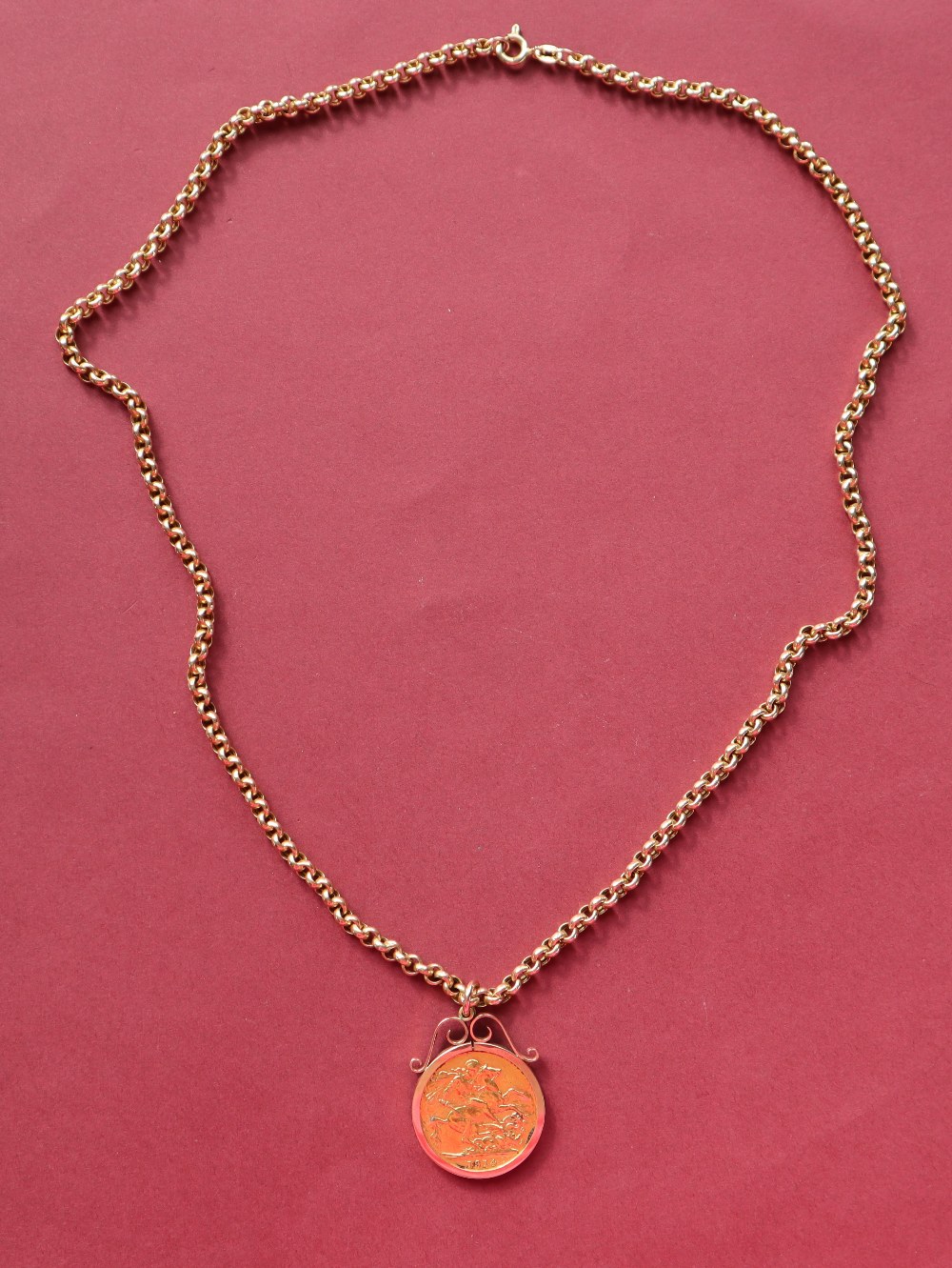 A George V gold sovereign dated 1914 in a 9ct gold slip mount on a 9ct gold chain, - Image 3 of 3