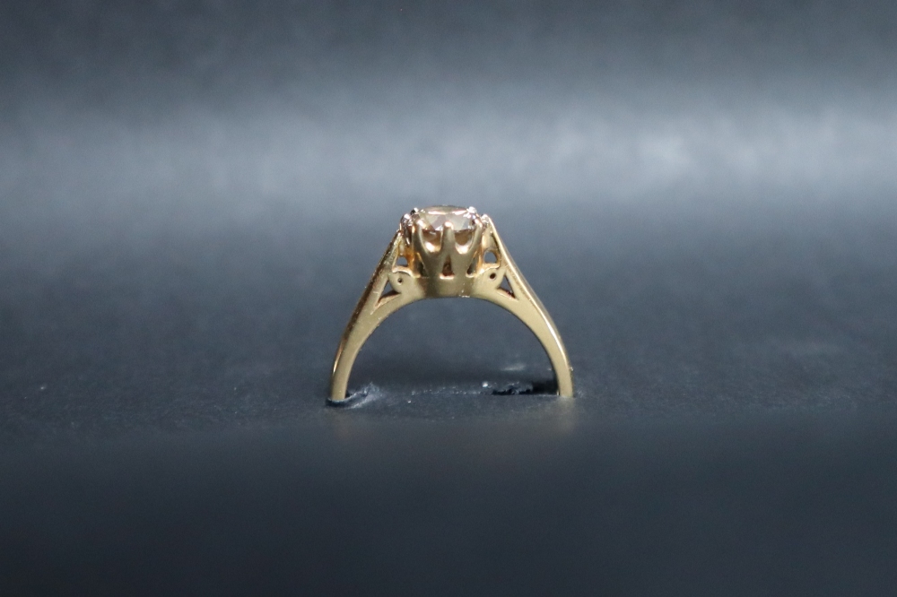 An 18ct yellow gold solitaire diamond ring set with a champagne coloured round brilliant diamond - Image 6 of 10