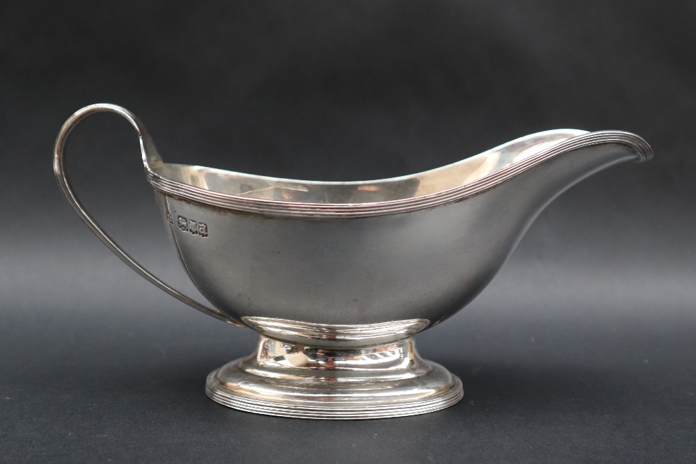 A George V silver sauce boat with a line decorated rim and foot, London, 1916, - Image 6 of 9