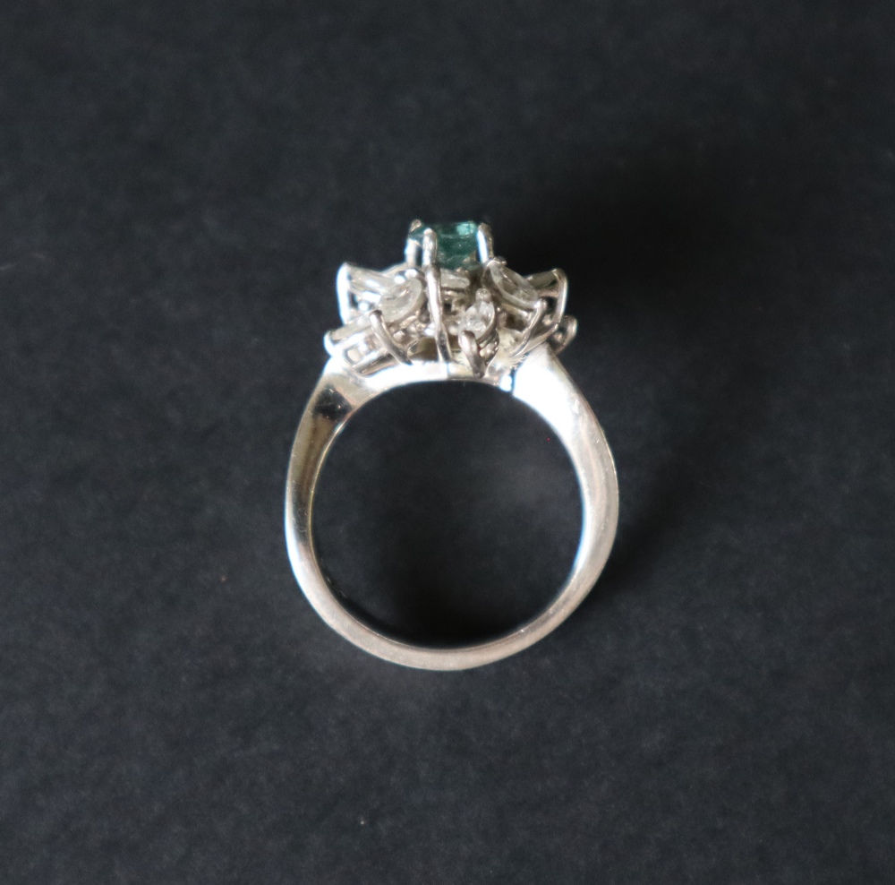 A diamond cluster ring set with a central green round brilliant cut diamond surround by Marquise - Bild 7 aus 7