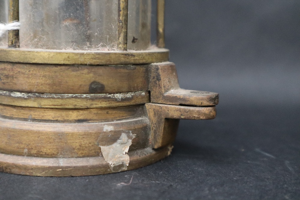 A Thomas's Patent brass and glass miners lamp, - Bild 11 aus 12
