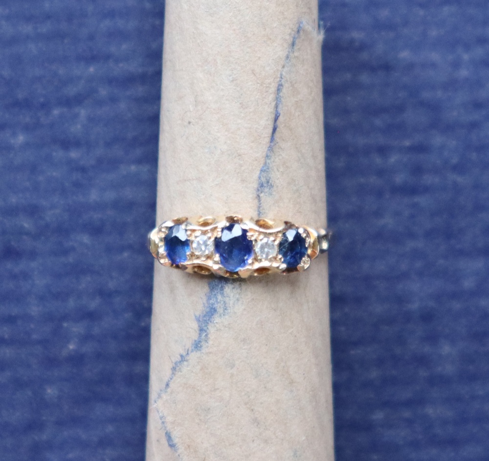 A sapphire and diamond ring set with three oval faceted sapphires and two round old cut diamonds to - Image 2 of 5