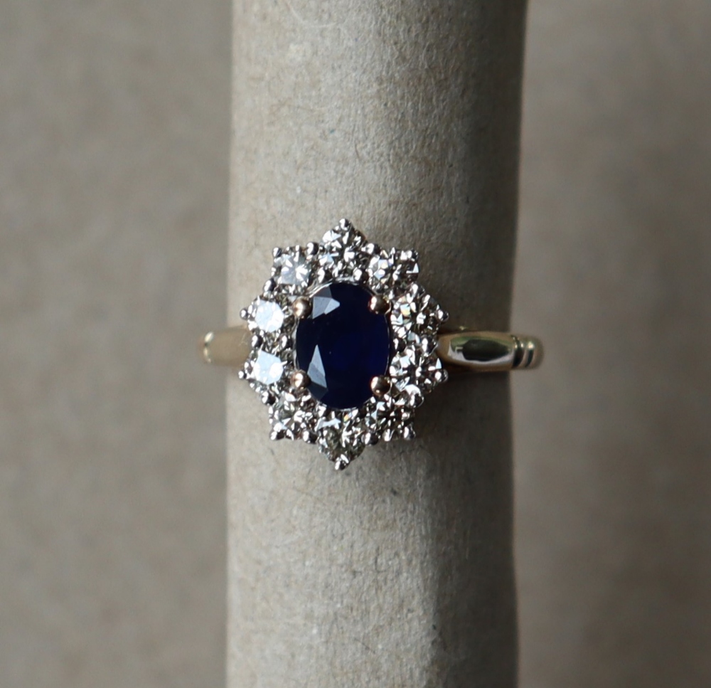 A sapphire and diamond cluster ring set with an oval faceted sapphire surrounded by round brilliant - Bild 2 aus 6