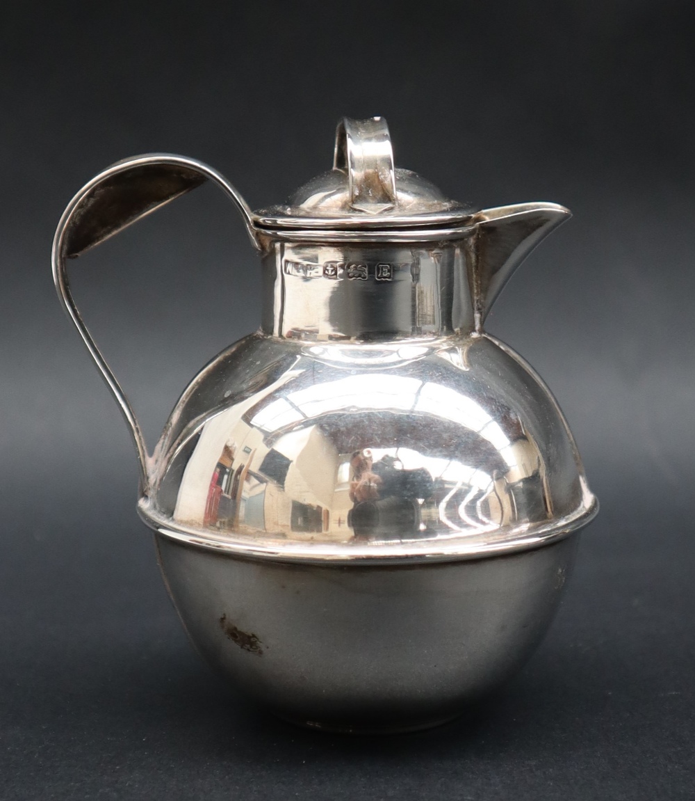 A George V silver sauce boat with a line decorated rim and foot, London, 1916, - Image 7 of 9