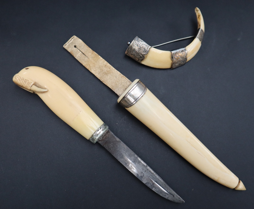 A walrus ivory dagger, the handle in the form of a walrus, - Bild 4 aus 6