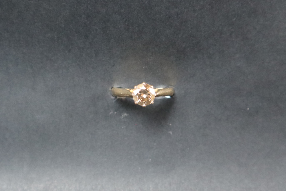 An 18ct yellow gold solitaire diamond ring set with a champagne coloured round brilliant diamond - Image 4 of 10