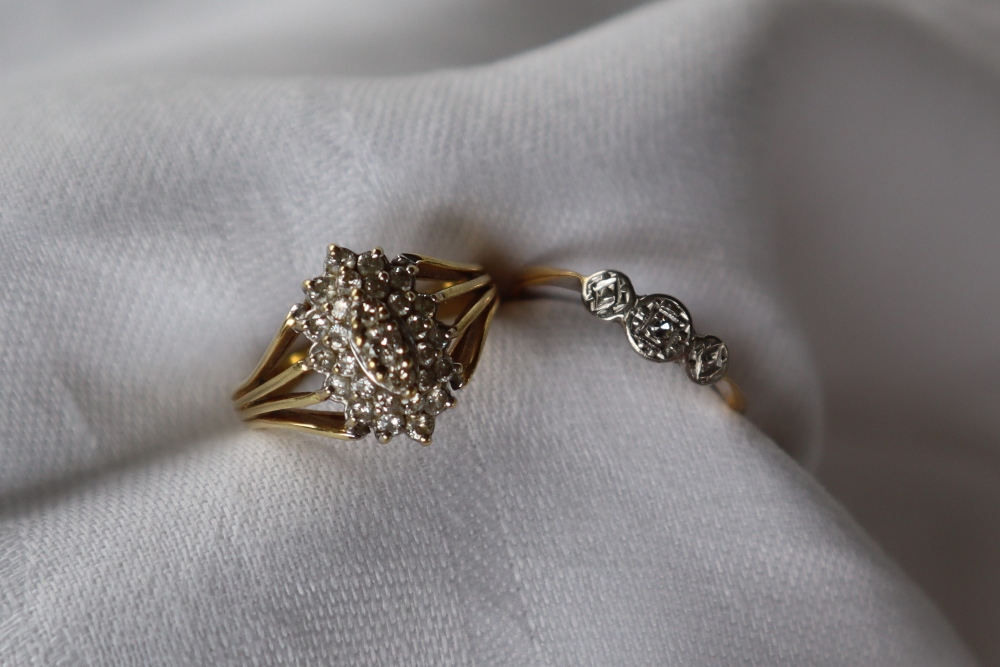 A diamond cluster ring, - Image 2 of 5