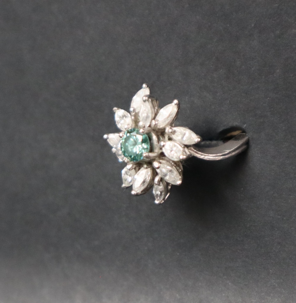 A diamond cluster ring set with a central green round brilliant cut diamond surround by Marquise - Bild 3 aus 7