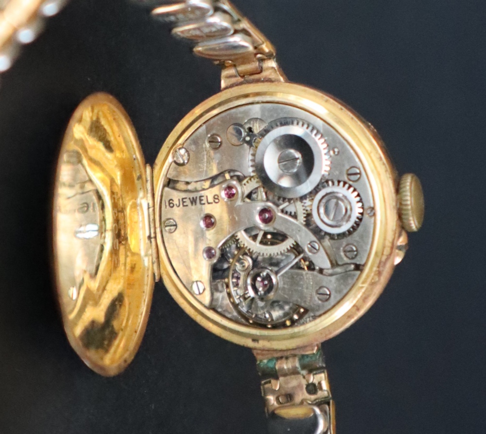 An 18ct gold lady's wristwatch the outer rim with Arabic numerals with a silvered dial, - Bild 4 aus 5