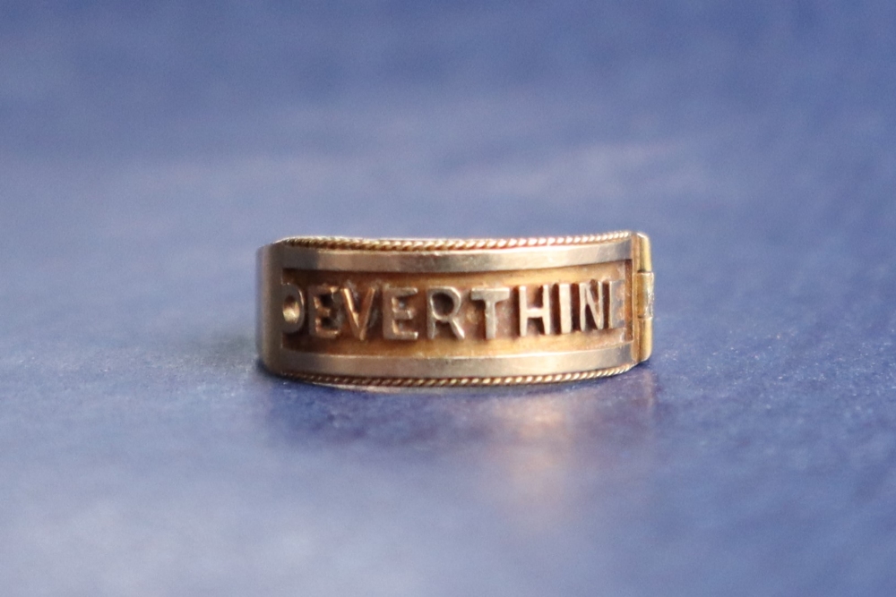 An 18ct gold ring with legend "OEVERTHINE", size N, approximately 2.