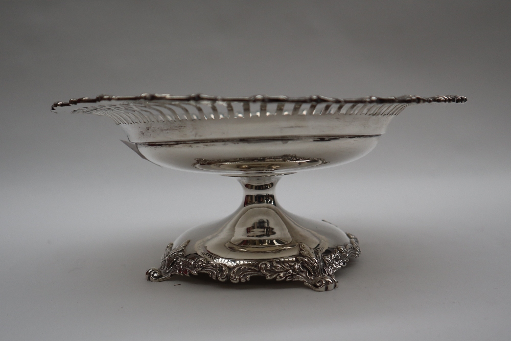 A Blair & Crawford sterling silver pedestal dish with a pierced scrolling edge and shaped foot, - Bild 5 aus 6