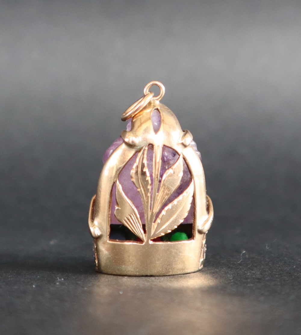 A Chinese amethyst Buddhistic pendant mounted in yellow metal, marked 14k, - Bild 3 aus 4