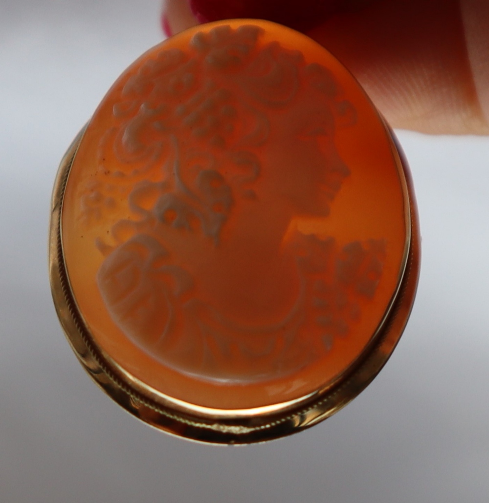 A shell cameo of a maiden in profile in an 18ct gold setting, 32mm x 26mm, approximately 4. - Image 2 of 5