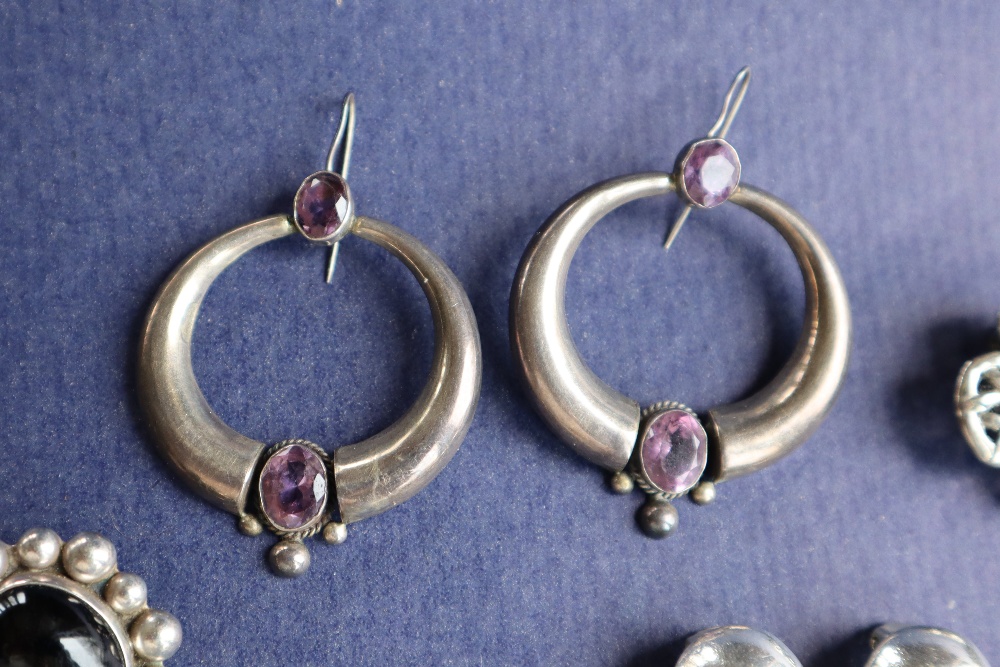 A pair of silver drop earrings together with a collection of white metal earrings - Bild 2 aus 3