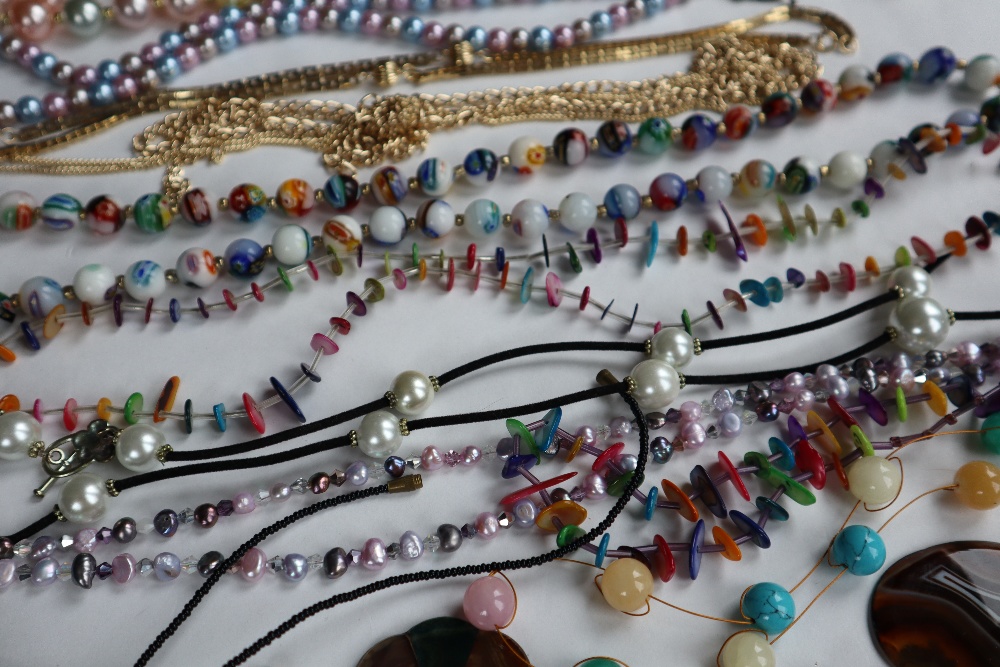 A large lot of assorted costume jewellery including Scottish hardstones, beaded necklaces, - Bild 6 aus 6