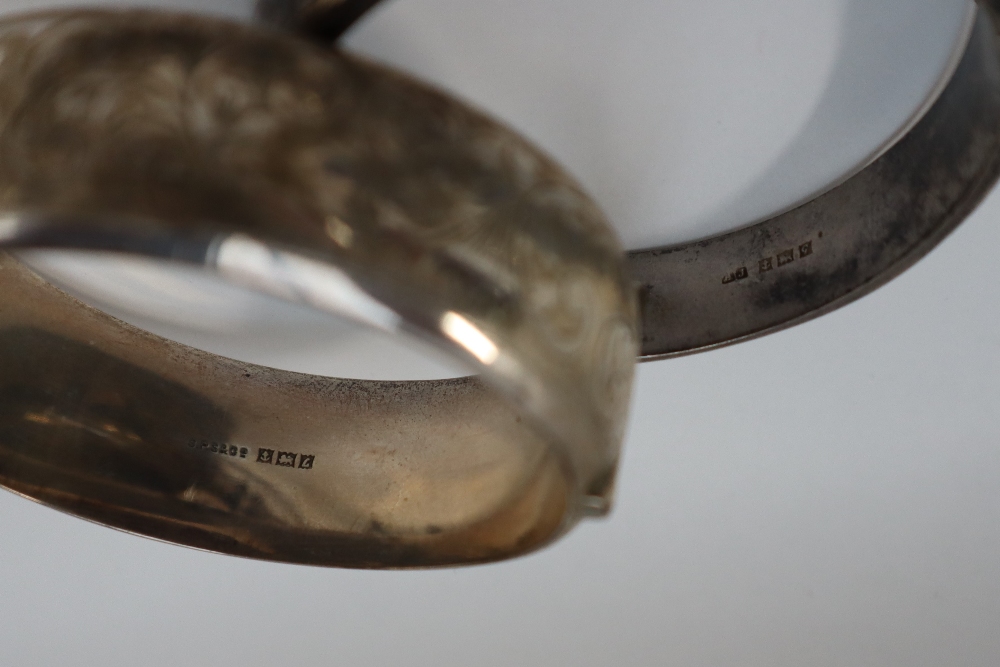 A silver hinged bangle together with other silver bracelets, silver charm bracelets, - Bild 5 aus 5