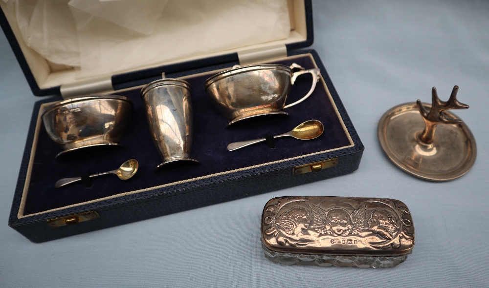An Elizabeth II silver cruet set, comprising a mustard pot, open table salt and pepperette,