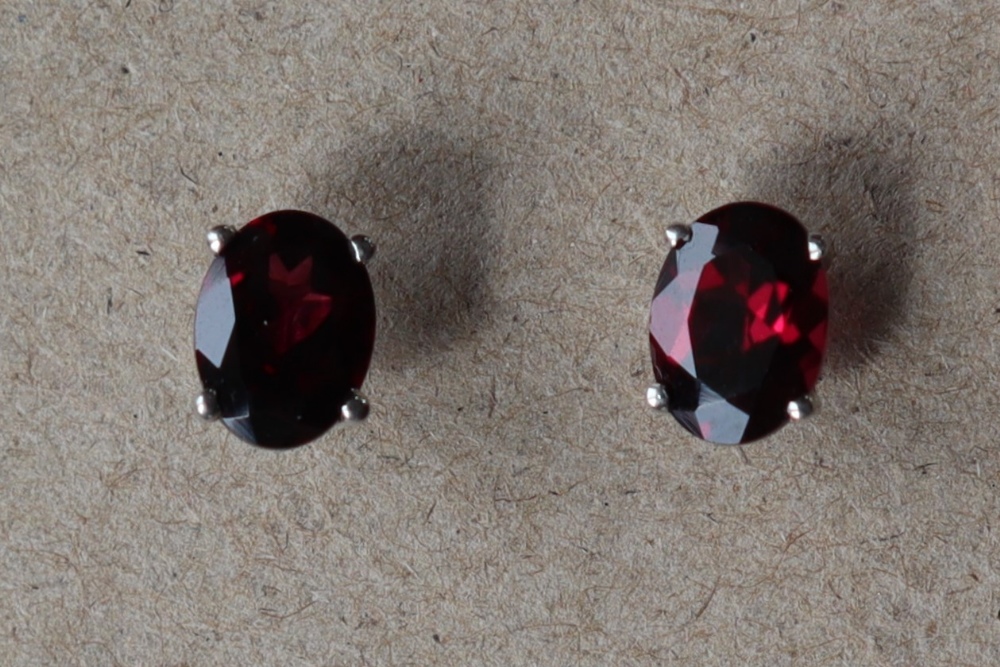A pair of rhodolite garnet earrings to a silver setting and post - Bild 2 aus 4