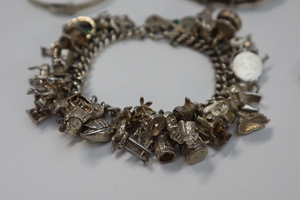 A silver hinged bangle together with other silver bracelets, silver charm bracelets, - Bild 2 aus 5
