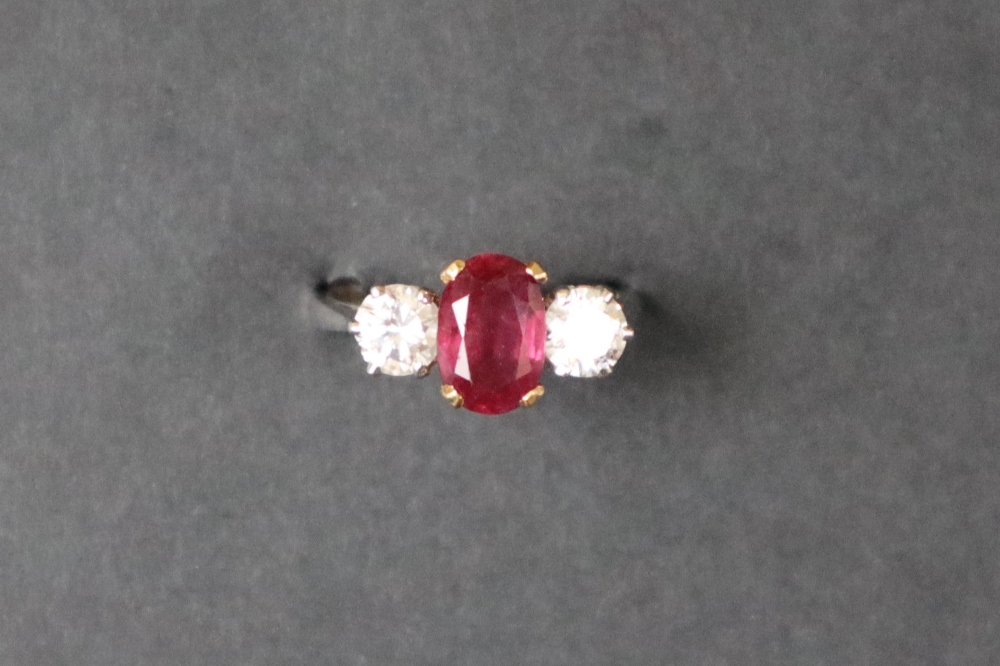A ruby and diamond ring set with a central oval faceted ruby, approximately 9mm x 6mm, - Bild 2 aus 12