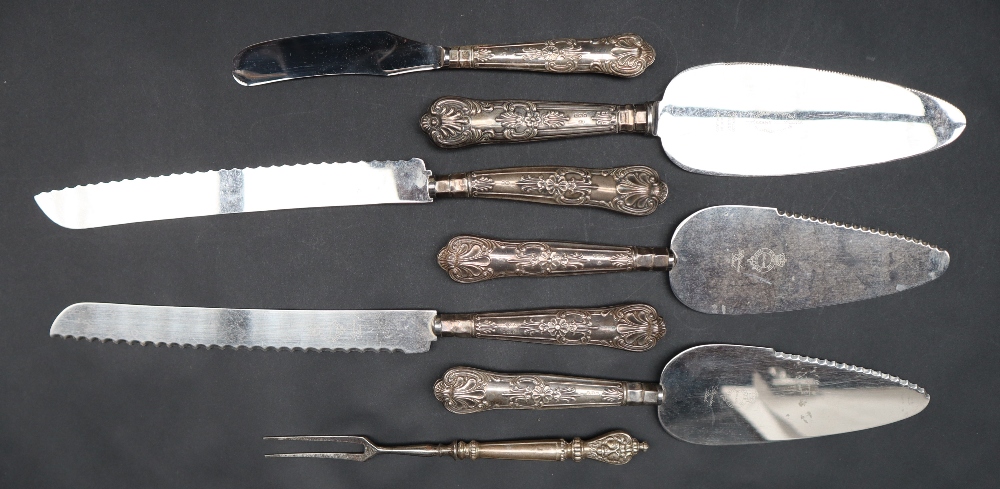 An Elizabeth II silver handled cake slice with matching silver handled bread knife, Sheffield, 1962, - Image 2 of 2