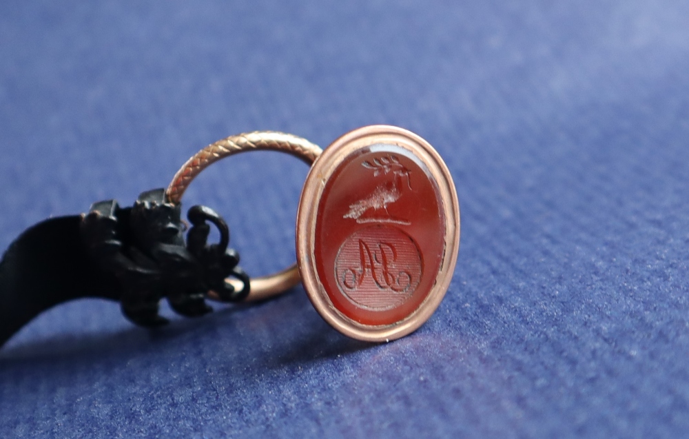 A hardstone intaglio fob seal of oval form with a bird holding a sprig above initials AP, - Bild 2 aus 5