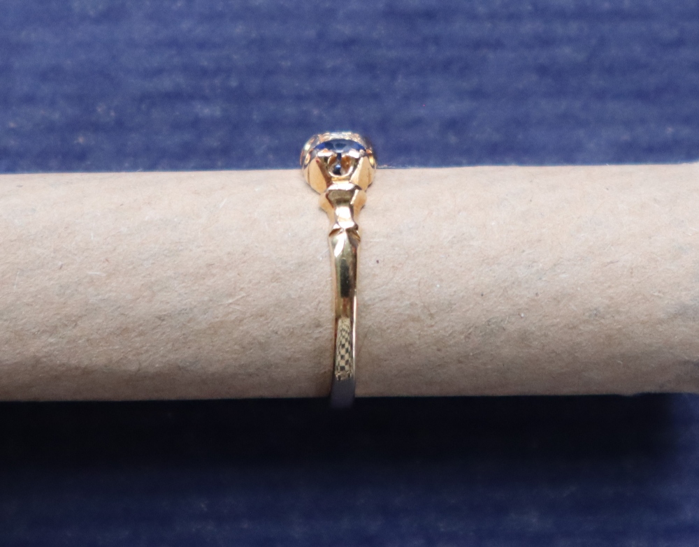 A sapphire and diamond ring set with three oval faceted sapphires and two round old cut diamonds to - Image 3 of 5