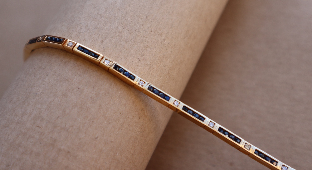 A 14ct yellow gold tennis bracelet set with princess cut sapphires and round brilliant cut diamonds, - Bild 3 aus 4