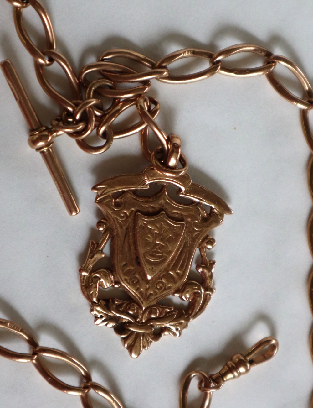 A 9ct yellow gold double Albert watch chain with twisted oval links and a 9ct gold shield medallion, - Bild 5 aus 6