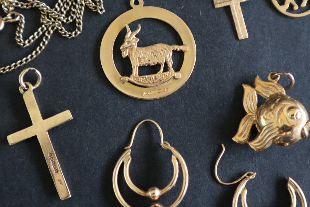 A 9ct yellow gold goat pendant together with 9ct gold crosses, other 9ct gold pendants, - Bild 2 aus 2