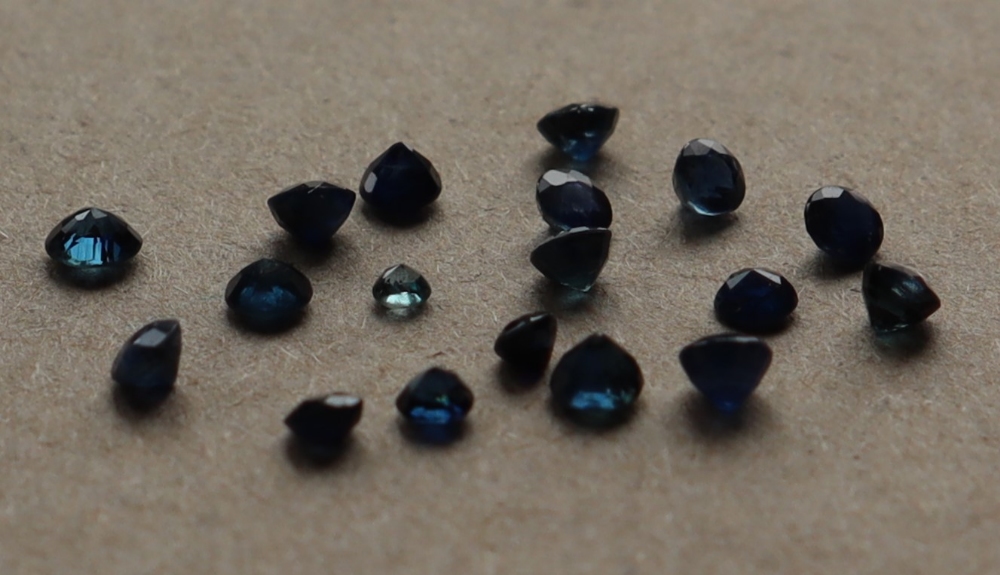A collection of unmounted mixed round-cut sapphires totalling approximately 2. - Image 3 of 3