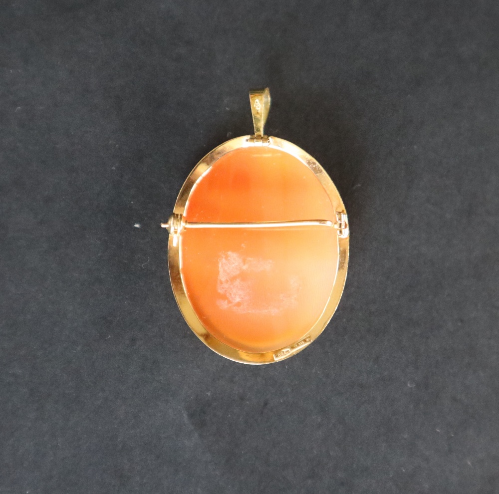 A shell cameo of a maiden in profile in an 18ct gold setting, 32mm x 26mm, approximately 4. - Image 5 of 5