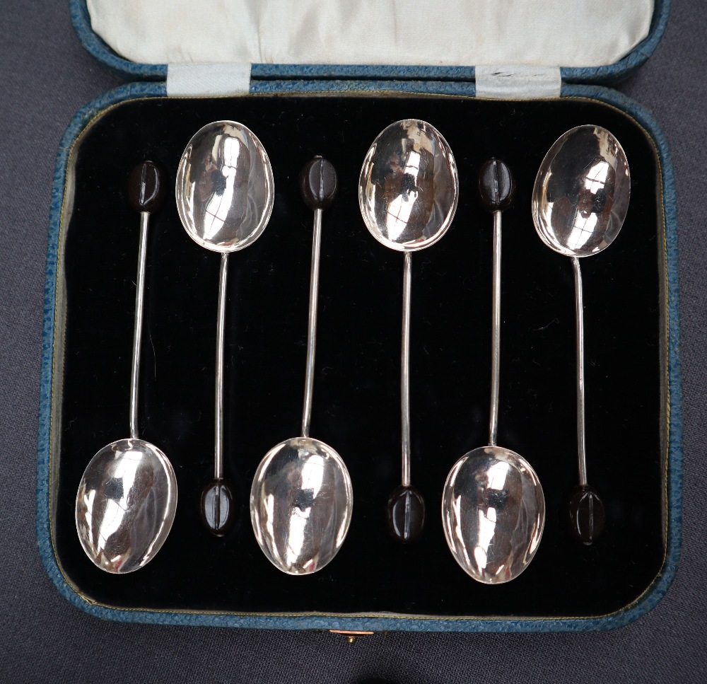 A George V silver cream jug of sparrow beak form together with a matching twin handled sugar basin, - Bild 3 aus 7