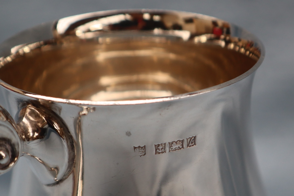 An Elizabeth II silver tankard of baluster form with a leaf capped scrolling handle on a spreading - Bild 4 aus 6