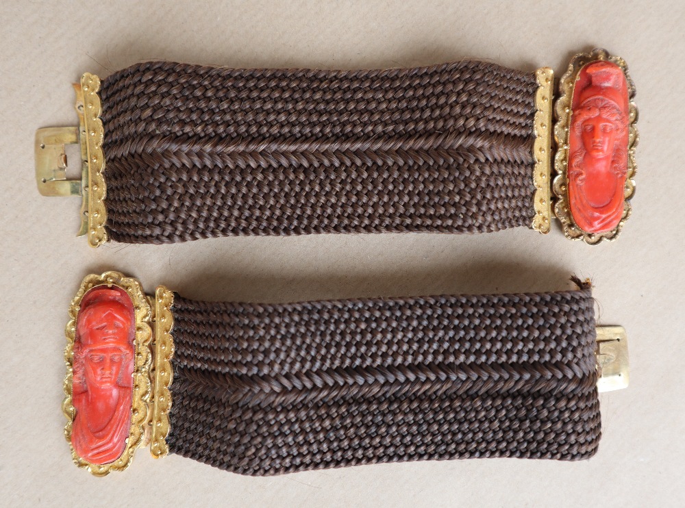 A pair of Victorian yellow metal, carved coral and plaited hair mourning bracelets, - Bild 4 aus 6