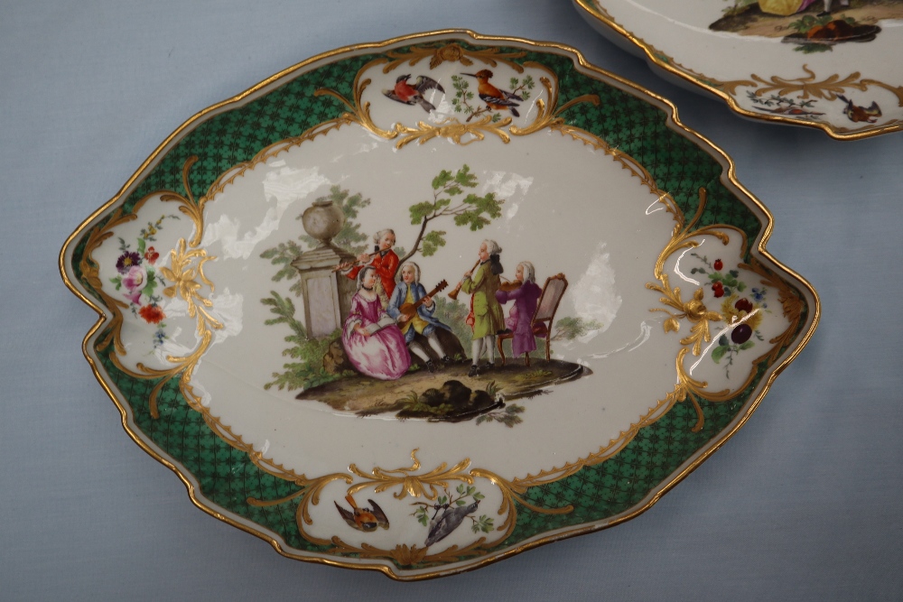 A pair of Meissen oval leaf shaped dishes painted with vignettes of a song bird, - Image 3 of 6