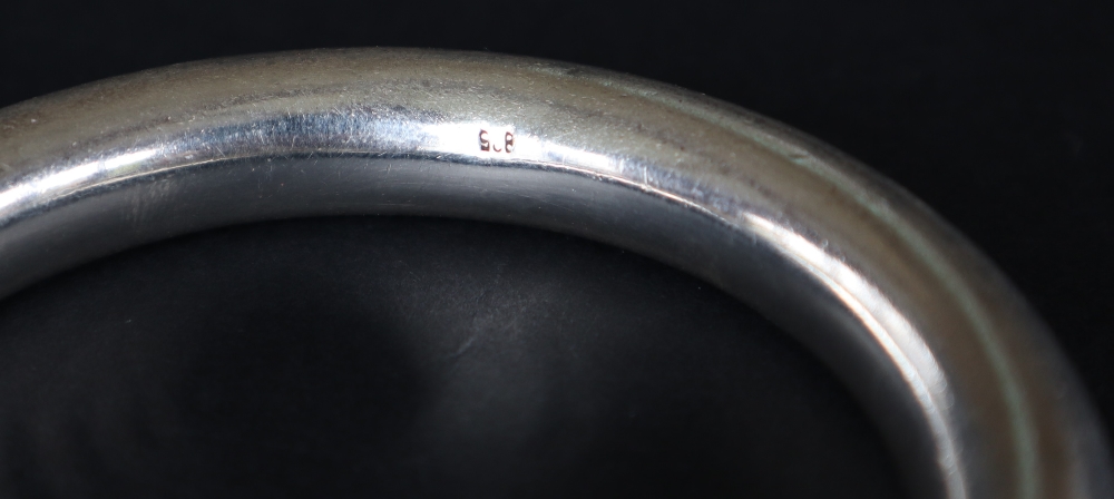 A white metal bangle, marked 925, - Bild 3 aus 4