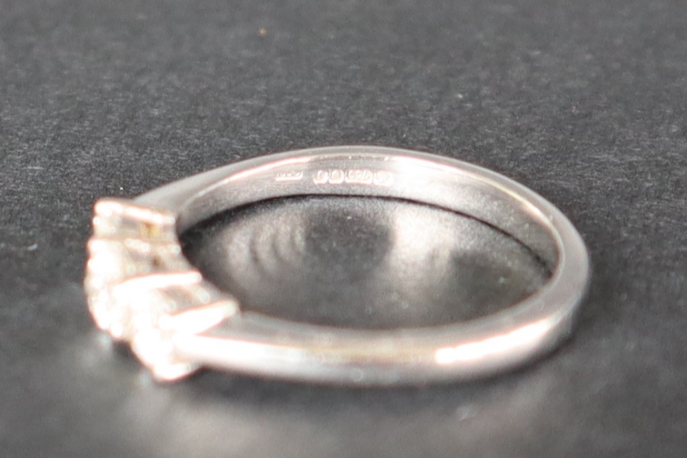 An 18ct white gold three stone diamond ring with graduated round brilliant cut diamonds totalling - Bild 4 aus 8