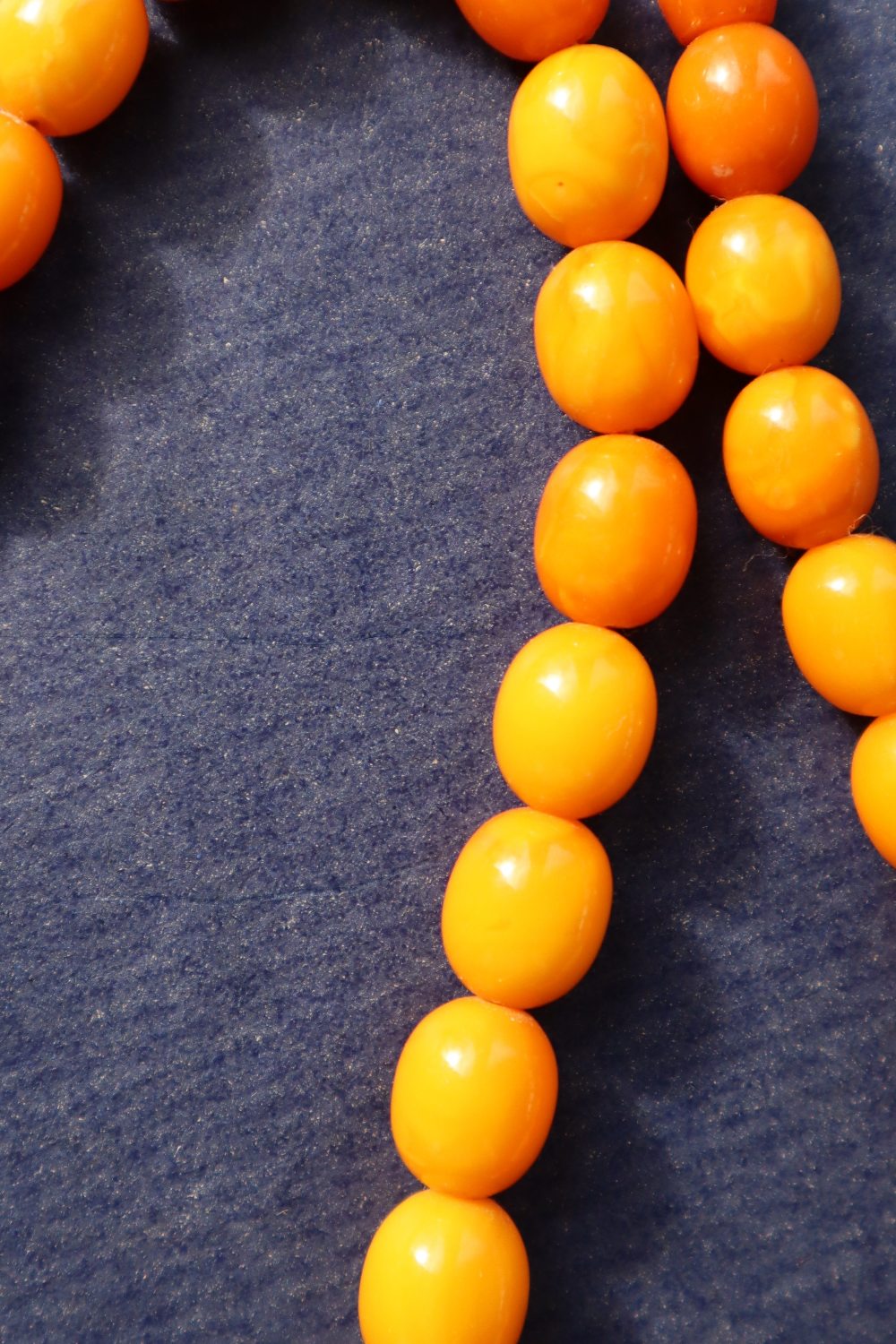 An amber bead necklace with graduated oval beads varying in size from 15mm to 10mm, 42cm long, - Bild 4 aus 4